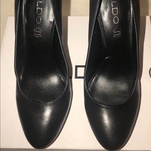 Woman’s blk Aldo platform pumps